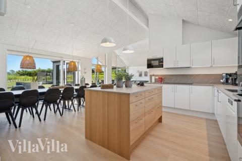 Kjøkkenet i luksushus nr. 633 er fullt utstyrt så dere lett kan lage mat til 18 personer.