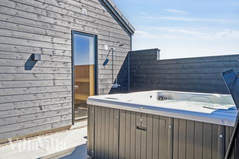 Nyt varmen i boblebadet i luksushus nr. 633 i Sydjylland