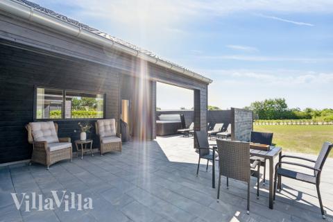 På terrassen i feriehus nr. 633 er det plass til 18 personer.