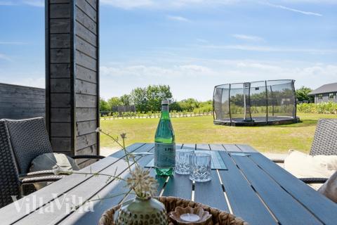 Nyt en grillkveld på terrassen i luksushus nr. 633 i Sydjylland