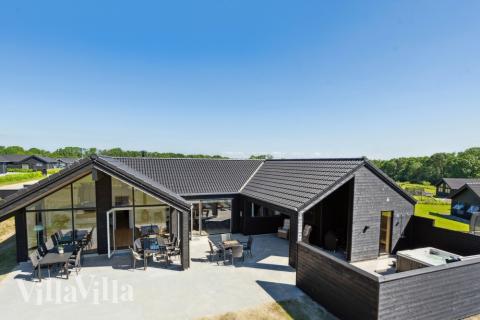 Dette lekre huset med svømmebasseng, nr. 633, med plass til 18 personer, ligger i Sydjylland