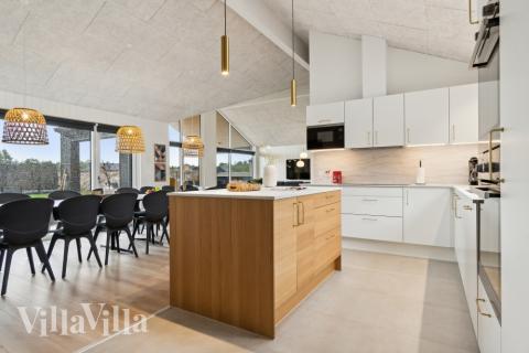 Kjøkkenet i luksushus nr. 634 er fullt utstyrt så dere lett kan lage mat til 18 personer.