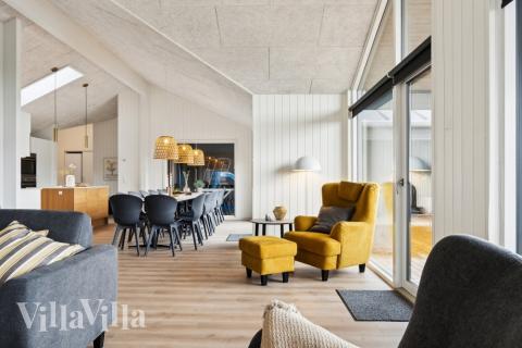 Det er plass til 18 personer i det store lyse oppholdsrommet i luksushus nr. 634.