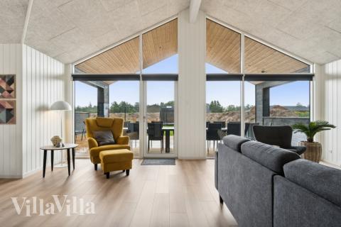 Sofaen i luksushus nr. 634 i Nordjylland er perfekt for å hygge seg med et brettspill eller se en film sammen.