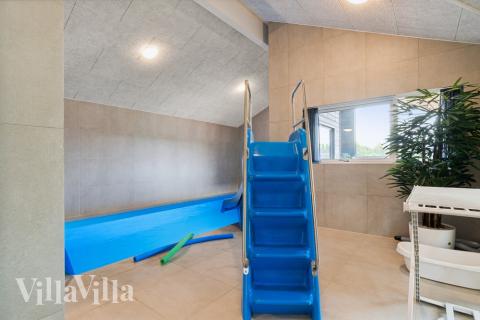 Feriehus 634 har et flott basseng med sklie, et stort innebygd boblebad og en badstue