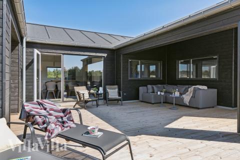 På terrassen i feriehus nr. 634 er det plass til 18 personer.