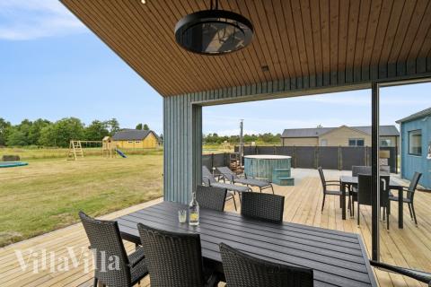 Nyt en grillkveld på terrassen i luksushus nr. 636 i Nordjylland