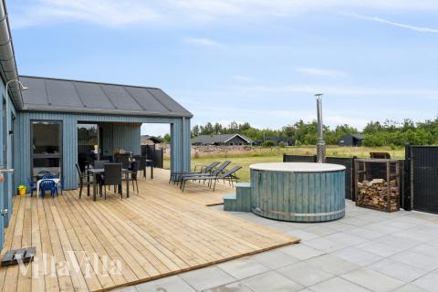 På terrassen i feriehus nr. 636 er det plass til 8 personer.