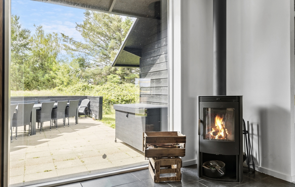Det er god plass til hygge i feriehusets sofagruppe under oppholdet i luksushus nr. 637