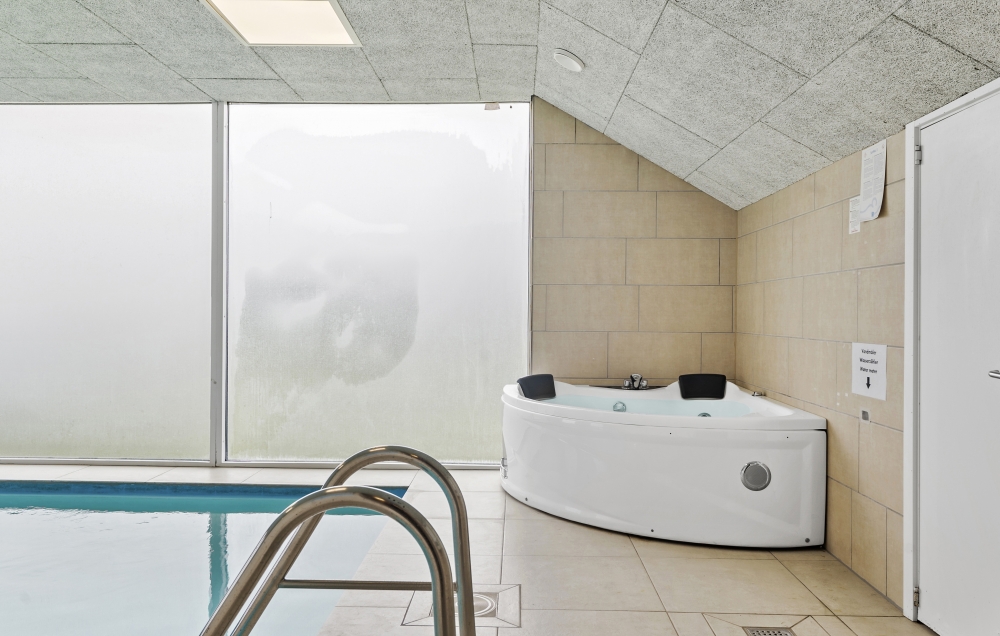Nyt varmen i boblebadet i luksushus nr. 637 i Nordjylland