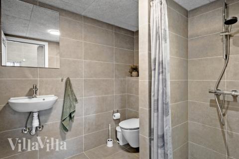 Det finnes bad med dusj i luksushus nr. 638 til 16 personer.