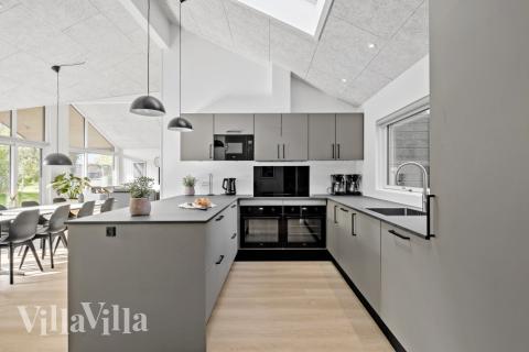 Kjøkkenet i luksushus nr. 638 er fullt utstyrt så dere lett kan lage mat til 16 personer.