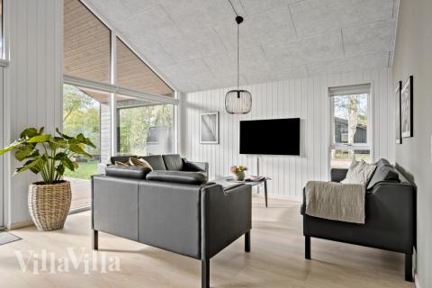 Det er god plass til hygge i feriehusets sofagruppe under oppholdet i luksushus nr. 638