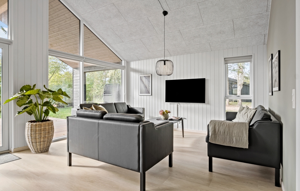 Det er god plass til hygge i feriehusets sofagruppe under oppholdet i luksushus nr. 638