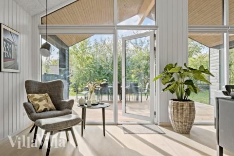 Sofaen i luksushus nr. 638 i Nordsjælland er perfekt for å hygge seg med et brettspill eller se en film sammen.