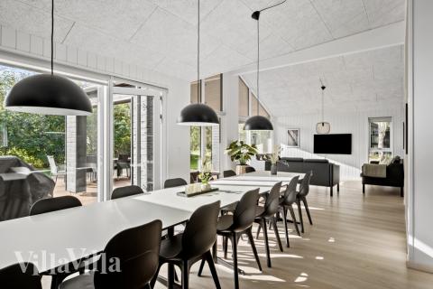 Det er plass til 16 personer i det store lyse oppholdsrommet i luksushus nr. 638.