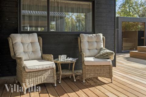 Luksushus nr. 638 har en deilig terrasse med gode hagemøbler til 16 personer.