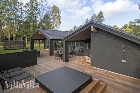 På terrassen i feriehus nr. 638 er det plass til 16 personer.