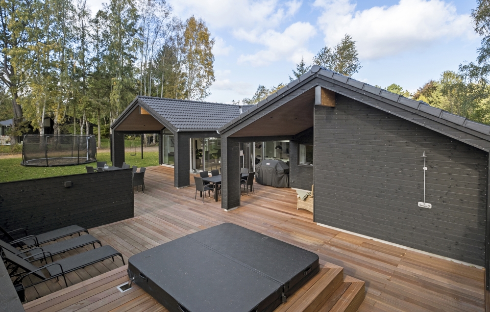 På terrassen i feriehus nr. 638 er det plass til 16 personer.