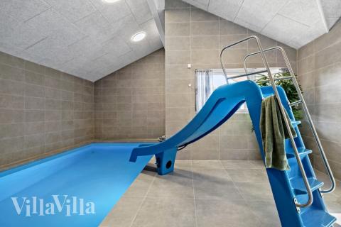 Feriehus 638 har et flott basseng med sklie, et stort innebygd boblebad og en badstue