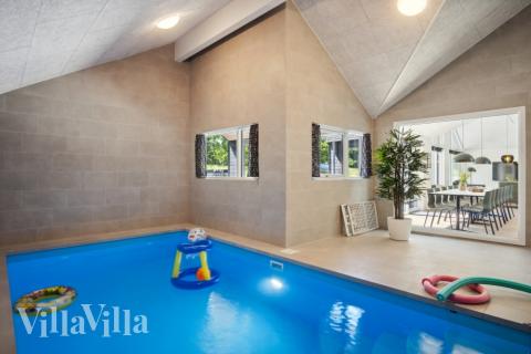 Feriehus 640 har et flott basseng med sklie, et stort innebygd boblebad og en badstue