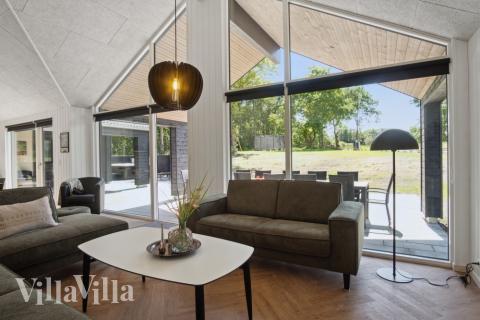 Det er god plass til hygge i feriehusets sofagruppe under oppholdet i luksushus nr. 640