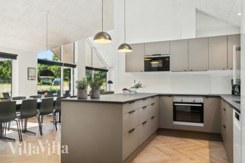 Kjøkkenet i luksushus nr. 640 er fullt utstyrt så dere lett kan lage mat til 14 personer.