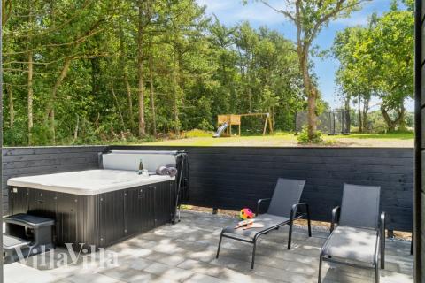 Luksushus nr. 640 har en deilig terrasse med gode hagemøbler til 14 personer.