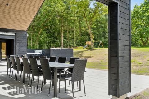 På terrassen i feriehus nr. 640 er det plass til 14 personer.