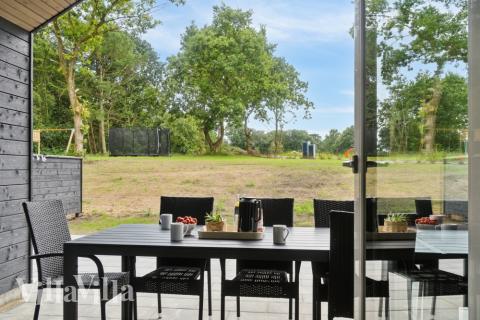 Nyt en grillkveld på terrassen i luksushus nr. 640 i Østjylland