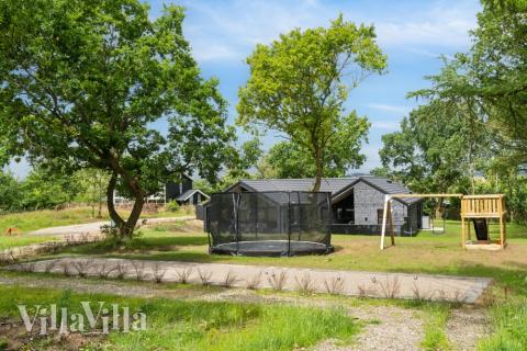 I det attraktive feriehuset nr. 640 i Østjylland finnes det mengder av utendørsaktiviteter, som leketårn og huskestativ.