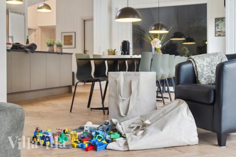 Det er plass til 14 personer i det store lyse oppholdsrommet i luksushus nr. 640.