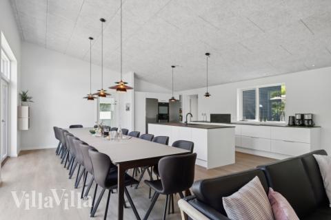 Det er god plass til at 20 personer sitter sammen i feriehusets oppholdsrom under et besøk i luksushus 641 i Nordsjælland.