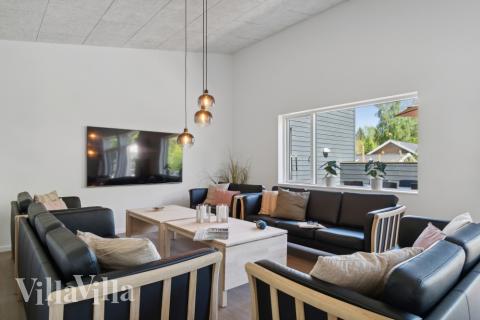Sofaen i luksushus nr. 641 i Nordsjælland er perfekt for å hygge seg med et brettspill eller se en film sammen.