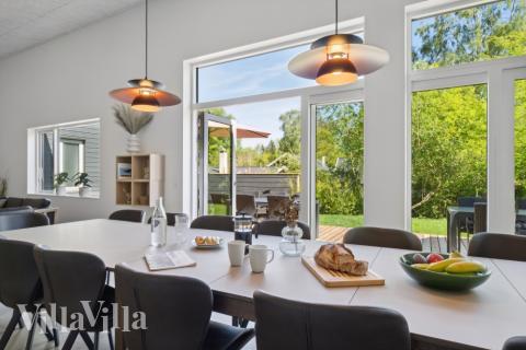 Det er plass til 20 personer i det store lyse oppholdsrommet i luksushus nr. 641.