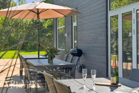Nyt en grillkveld på terrassen i luksushus nr. 641 i Nordsjælland