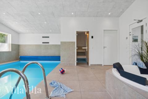 Feriehus 641 har et flott basseng med sklie, et stort innebygd boblebad og en badstue