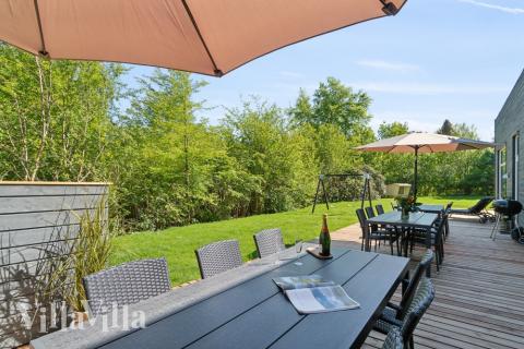 På terrassen i feriehus nr. 641 er det plass til 20 personer.