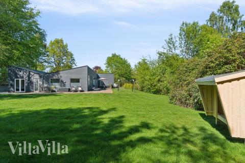 I det attraktive feriehuset nr. 641 i Nordsjælland finnes det mengder av utendørsaktiviteter, som leketårn og huskestativ.