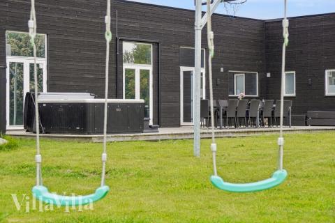 I det attraktive feriehuset nr. 642 i Lolland/Falster/Møn finnes det mengder av utendørsaktiviteter, som leketårn og huskestativ.