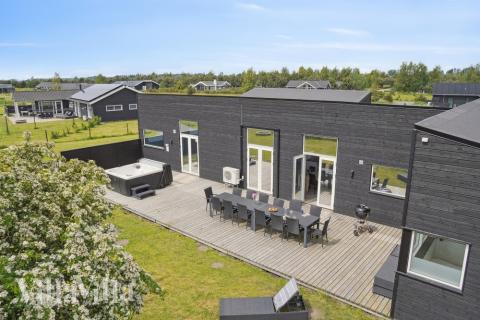 Dette lekre huset med svømmebasseng, nr. 642, med plass til 16 personer, ligger i Lolland/Falster/Møn