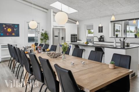 Det er plass til 16 personer i det store lyse oppholdsrommet i luksushus nr. 642.