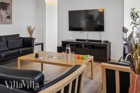 Sofaen i luksushus nr. 642 i Lolland/Falster/Møn er perfekt for å hygge seg med et brettspill eller se en film sammen.