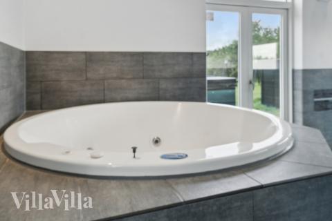 Nyt varmen i boblebadet i luksushus nr. 642 i Lolland/Falster/Møn