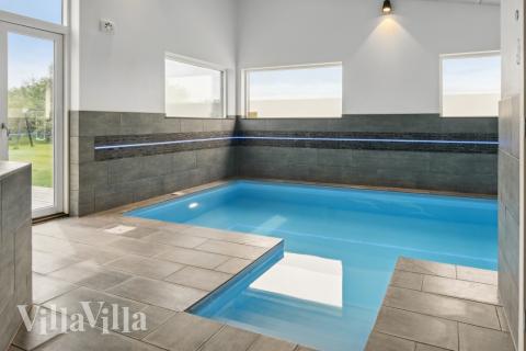 Feriehus 642 har et flott basseng med sklie, et stort innebygd boblebad og en badstue