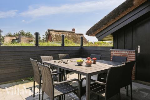 Nyt en grillkveld på terrassen i luksushus nr. 643 i Vestjylland