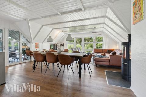 Det er plass til 10 personer i det store lyse oppholdsrommet i luksushus nr. 643.