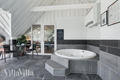 Nyt varmen i boblebadet i luksushus nr. 643 i Vestjylland