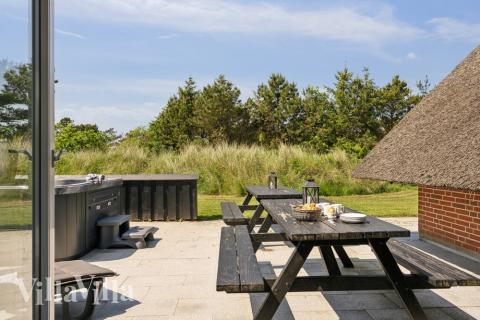 På terrassen i feriehus nr. 643 er det plass til 10 personer.