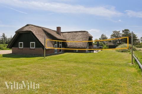 I det attraktive feriehuset nr. 643 i Vestjylland finnes det mengder av utendørsaktiviteter, som leketårn og huskestativ.